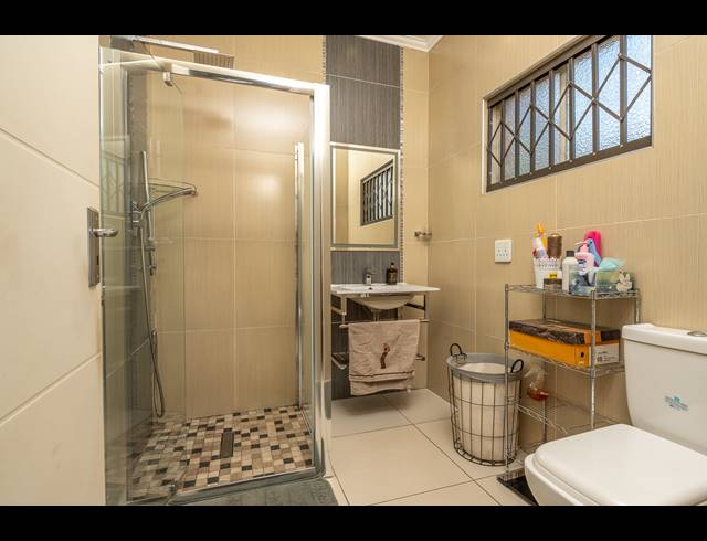 6 BEDROOM HOUSE FOR SALE IN FLAMWOOD